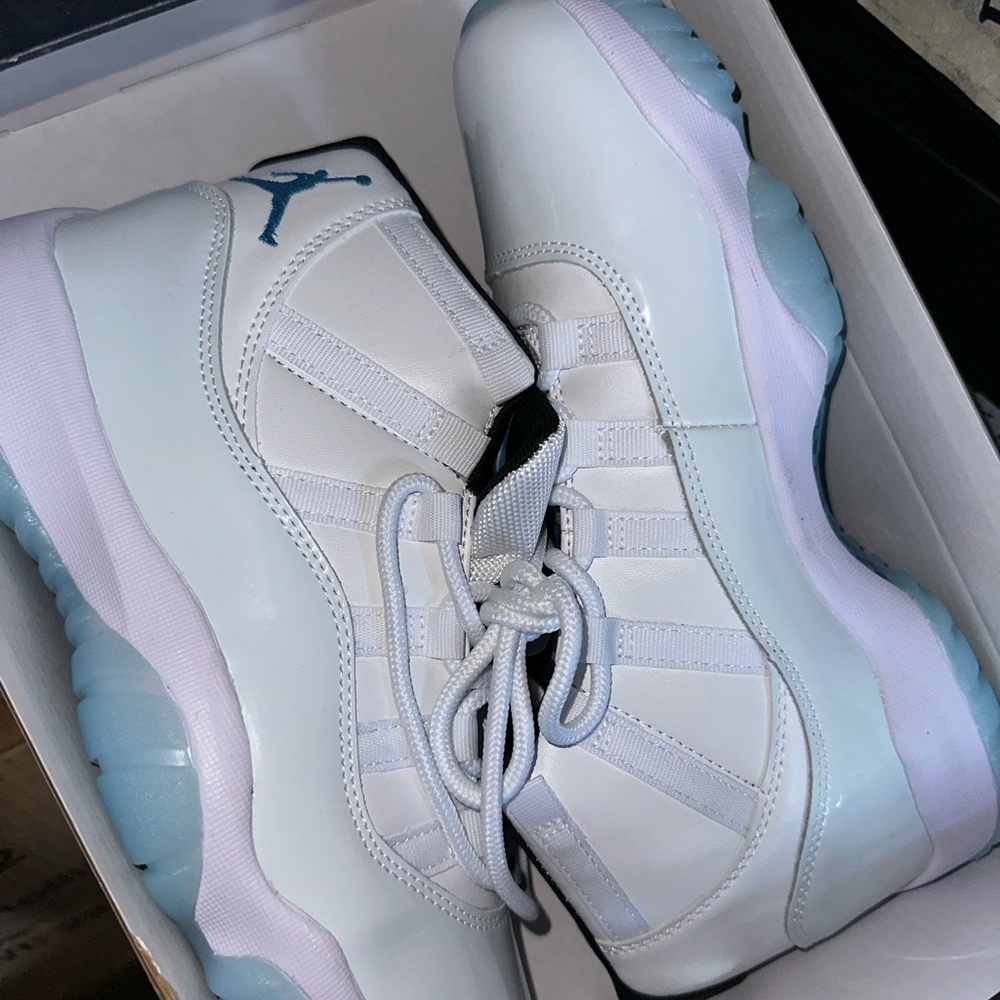 Jordan 11 Athletic Shoes White and Blue